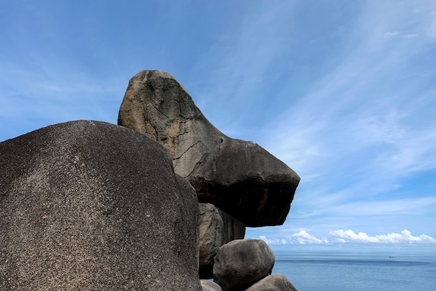 Cielo e montagne rocciose La bellezza naturale del Similan. È bello arrampicarsi sulla cima di una montagna rocciosa.