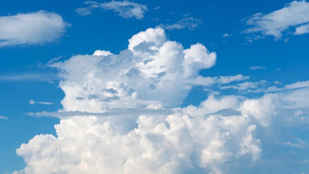 Cielo e nuvola bianca, sfondo giorno buona giornata