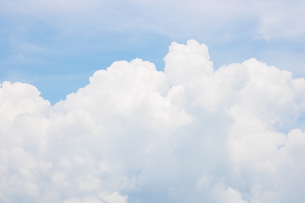 Cielo e nuvole alla luce del giorno