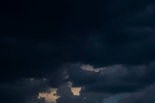 Cielo e nuvole con luce soffusa del sole belle nuvole