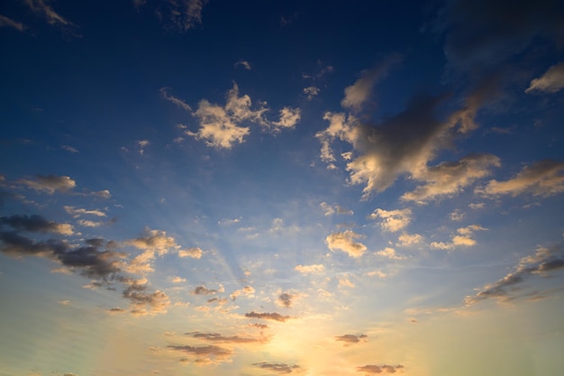 Cielo e nuvole la sera