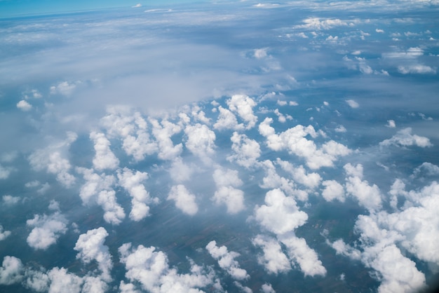 Cielo e nuvole osservati dall'aeroplano