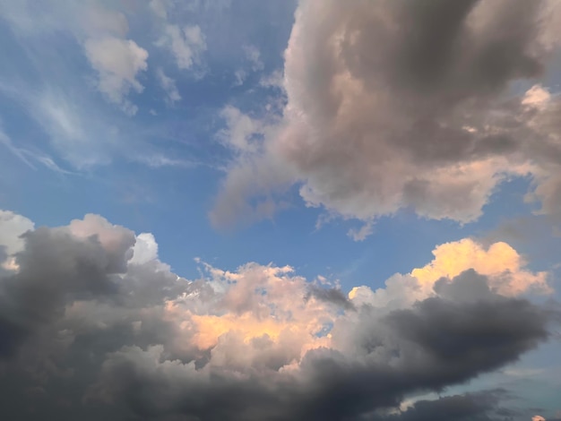 Cielo e nuvole per sfondo tramonto o alba