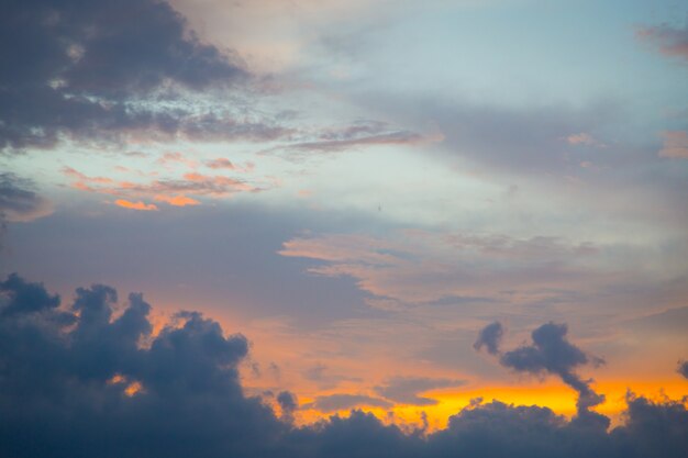 Cielo e nuvole prima del tramonto sfondo