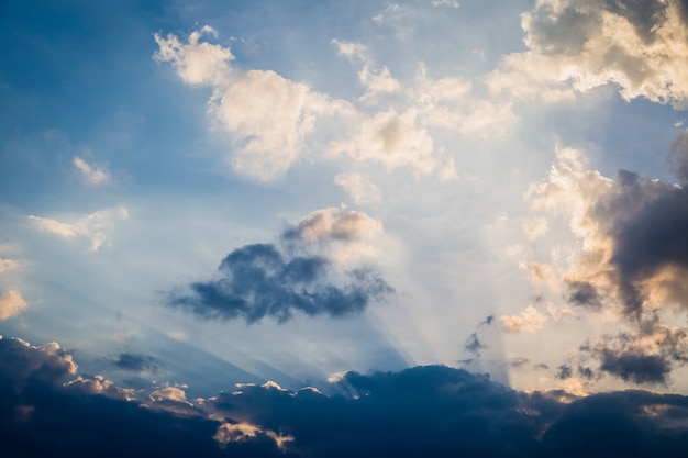 Cielo e nuvole prima del tramonto sfondo