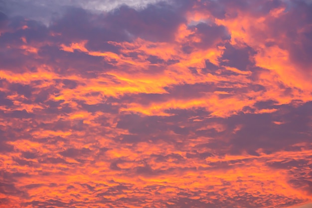 Cielo e nuvole riflettevano il sole del mattino.