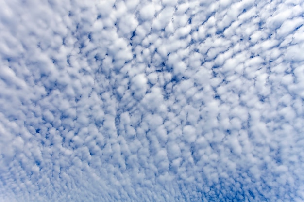 Cielo e nuvole, sfondo giorno buona giornata