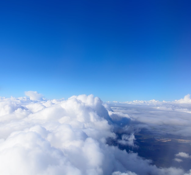 Cielo e nuvole sopra dal finestrino dell'aereo