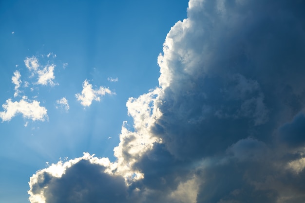 Cielo e nuvole sullo sfondo