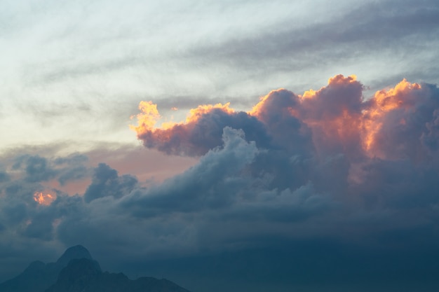 Cielo e nuvole sullo sfondo