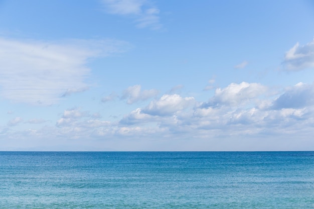 Cielo e oceano blu