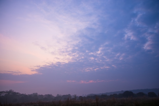 Cielo e sole al mattino