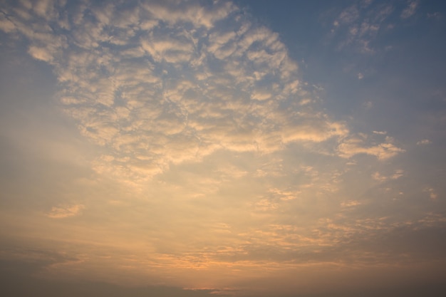 Cielo e sole al mattino