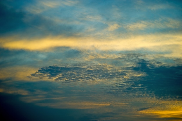 Cielo e sole Blu e arancione nel cielo in estate.