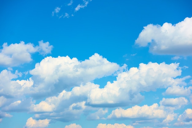 Cielo estivo blu con nuvole bianche heap - sfondo con spazio per il tuo testo. Cloudscape