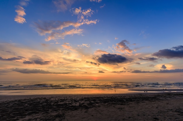 Cielo giallo dopo il tramonto con atmosfera balneare.