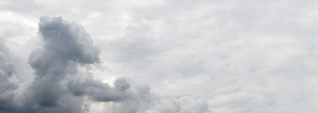 Cielo grigio con stravagante spazio copia nuvola riccia