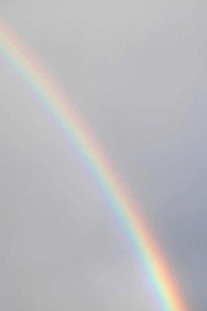 Cielo grigio e bellissimo paesaggio arcobaleno