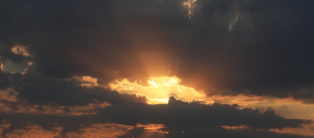 cielo in fiamme come sfondo del modello. tramonto con nuvole. orizzonte