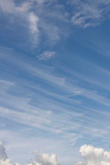 Cielo Incredibile cielo nuvoloso alla vista panoramica estiva