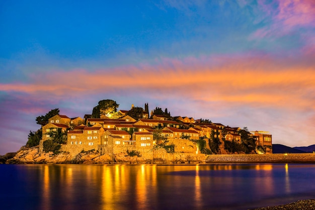 Cielo infuocato sull'isola di Sveti Stefan al tramonto, Montenegro