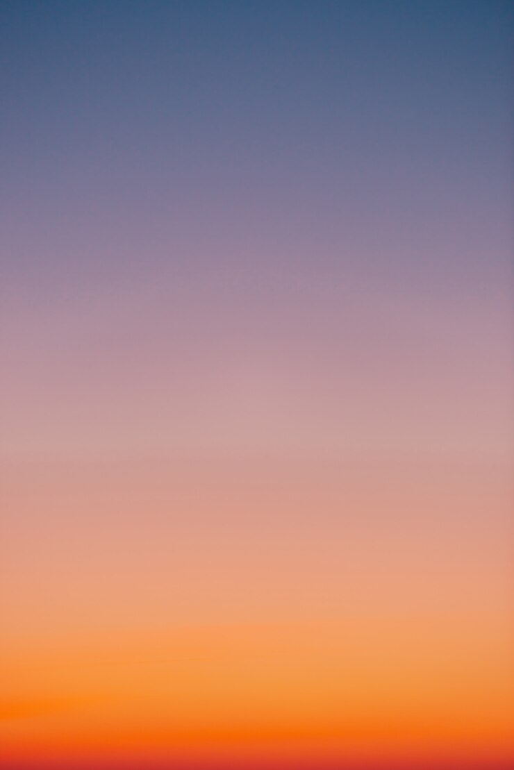 Cielo limpido di Predawn con orizzonte arancione e atmosfera viola. Cielo di alba gradiente viola arancio liscio. dell'inizio del giorno. Paradiso al mattino presto con copyspace. Tramonto, sullo sfondo dell'alba