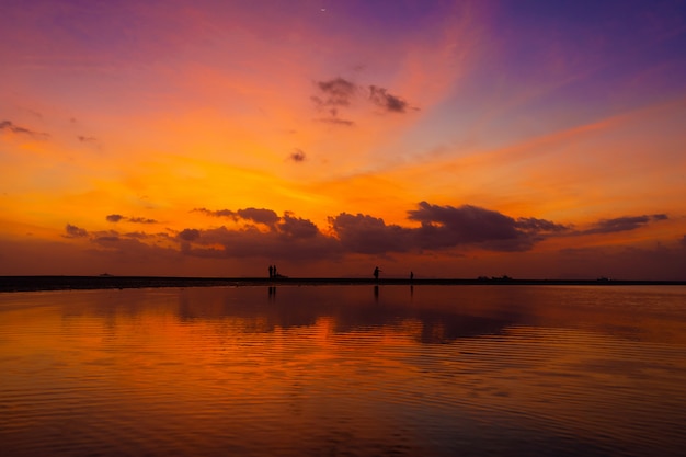 Cielo luminoso bruciante durante il tramonto su una spiaggia tropicale