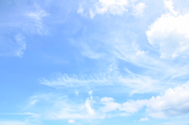 Cielo luminoso con elemento di sfondo nube.