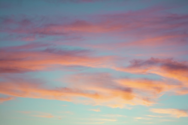 Cielo luminoso e colorato al tramonto nei colori viola e blu rosa arancioni.