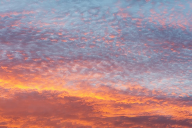 Cielo luminoso e colorato al tramonto nei colori viola e blu rosa arancioni.