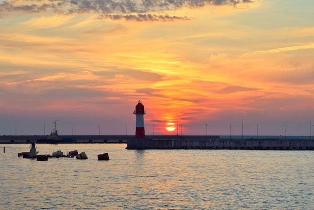 Cielo luminoso sull'acqua del Mar Nero all'ingresso del porto marittimo di Sochi Russia 2021