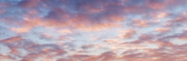 Cielo mattutino pittoresco con nuvole rosse e viola