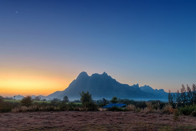 Cielo meraviglioso e bello tra le montagne nebbiose prima dell'alba