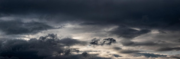 Cielo minaccioso con nuvole scure Nuvole scure di tempesta coprivano il cielo