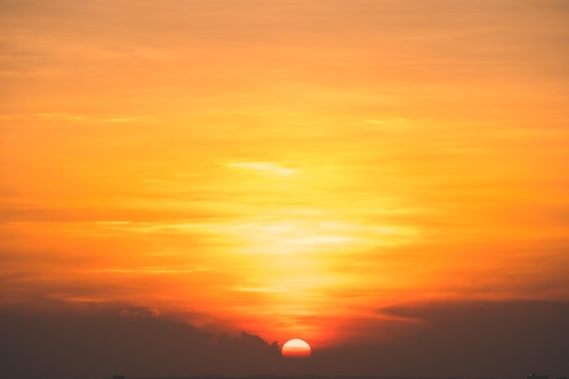 Cielo naturale bellissimo sfondo giallo e bianco con texture cinematografiche