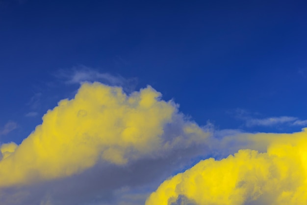 Cielo nei colori blu e gialli della bandiera dell'Ucraina