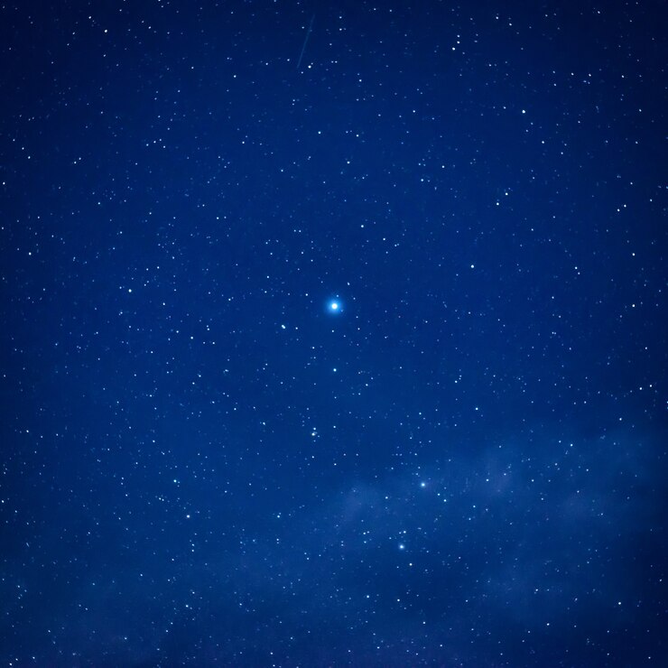 Cielo notturno blu scuro con grandi stelle luminose al centro. Sfondo della via lattea dello spazio