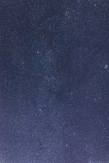 Cielo notturno blu scuro con molte stelle. Fondo del cosmo della Via Lattea Costellazioni Auriga, Toro, Perseo, Gemelli, Orione