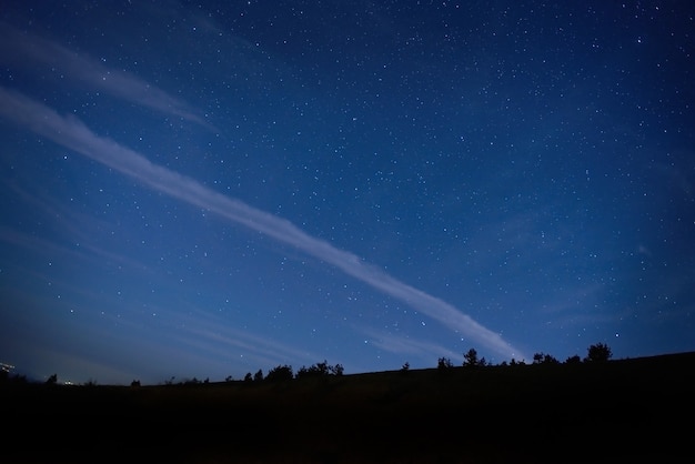 Cielo notturno blu scuro con molte stelle