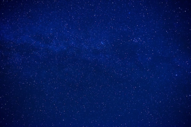 Cielo notturno blu scuro con molte stelle