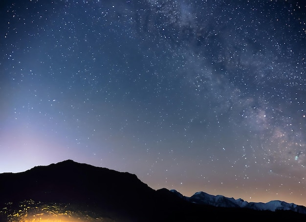 Cielo notturno con inizio e sfondo di montagna