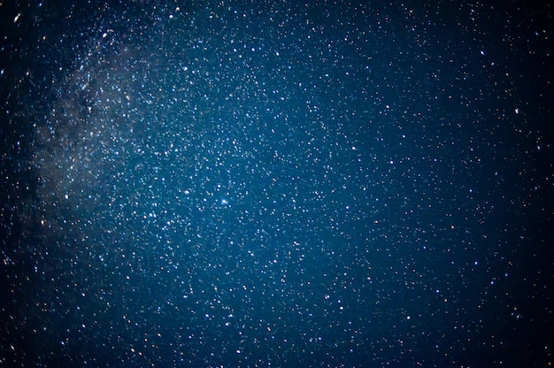 Cielo notturno con molte stelle lucenti sfondo astro naturale Immagine sfocata e soft focus