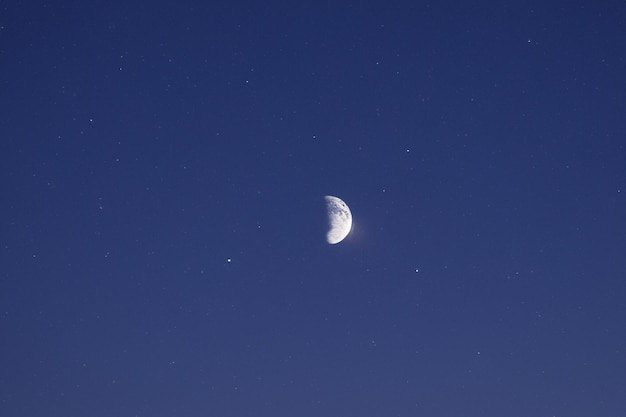 cielo notturno con sfondo di luce lunare