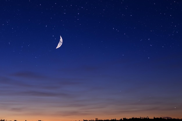 cielo notturno con sfondo di luce lunare