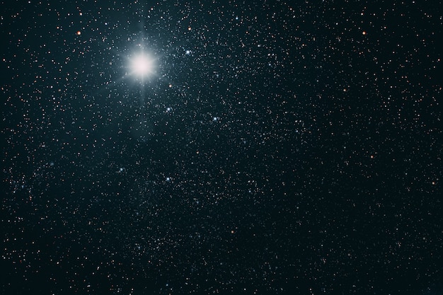 Cielo notturno con stelle e luna e nuvole