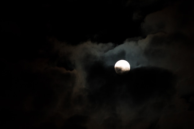 cielo notturno con stelle e luna e nuvole