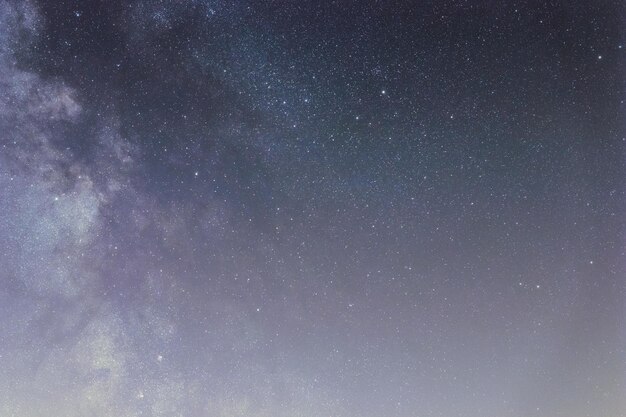 Cielo notturno con stelle lucenti, galassia della Via Lattea