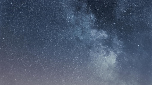 Cielo notturno con stelle lucenti, galassia della Via Lattea