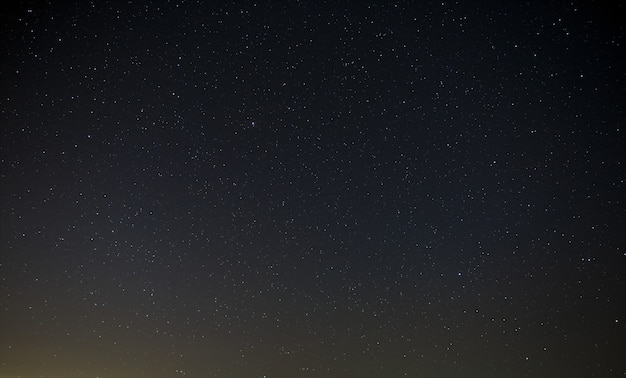 Cielo notturno con una stella luminosa della Via Lattea