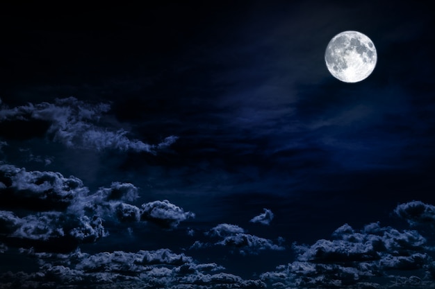 Cielo notturno di sfondo con stelle, luna e nuvole. Elementi di questa immagine fornita dalla NASA